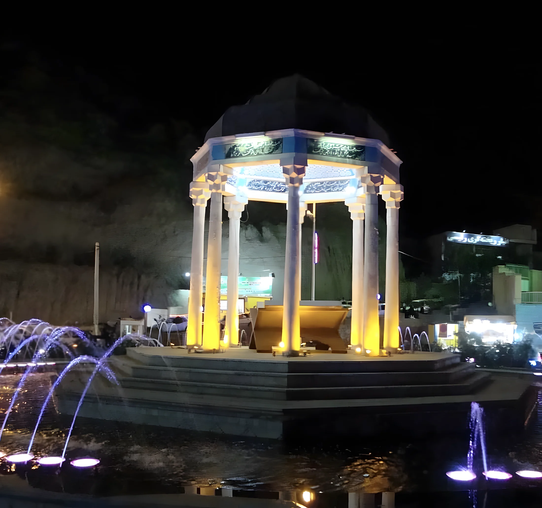 نورپردازی محوطه و آب‌نمای شهری